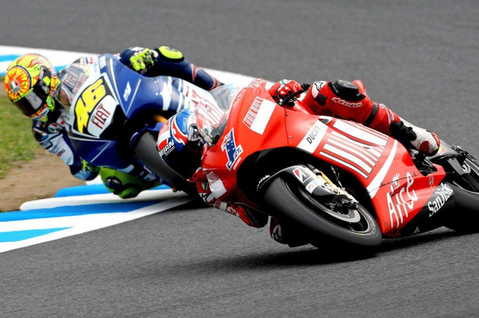 Valentino Rossi (Yamaha) dan Casey Stoner (Ducati) saat bersaing di MotoGP musim 2008