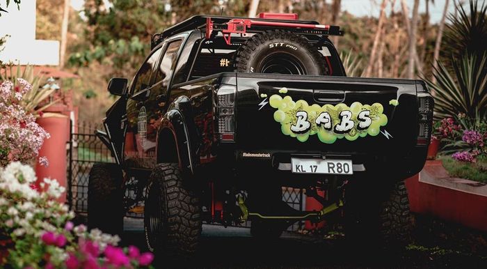 Bak belakang menampung ban cadangan berukuran besar