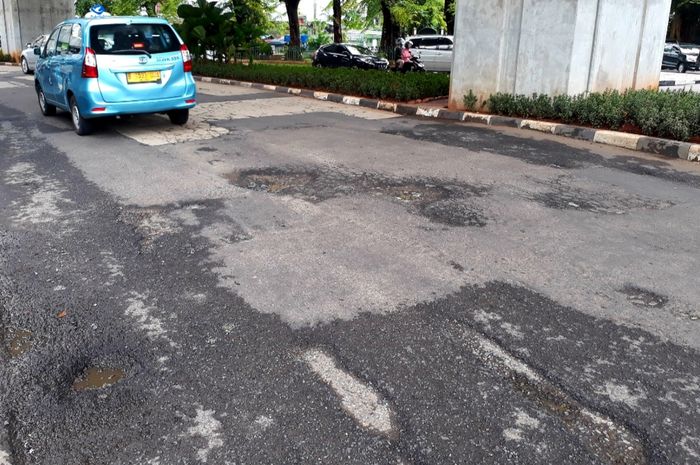 Jalan Panglima Polim di dekat Stasiun MRT Blok M, Jakarta Selatan.
