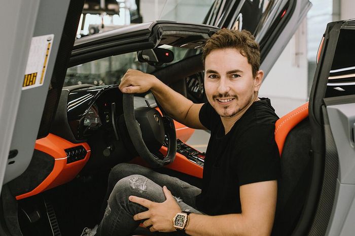 Jorge Lorenzo dengan Lamborghini Aventador SVJ 63 Roadster miliknya