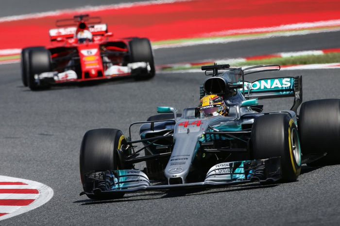 Lewis Hamilton menilai aksi saling salip-menyalip di musim 2017 ini kalah banyak dibanding tahun lal