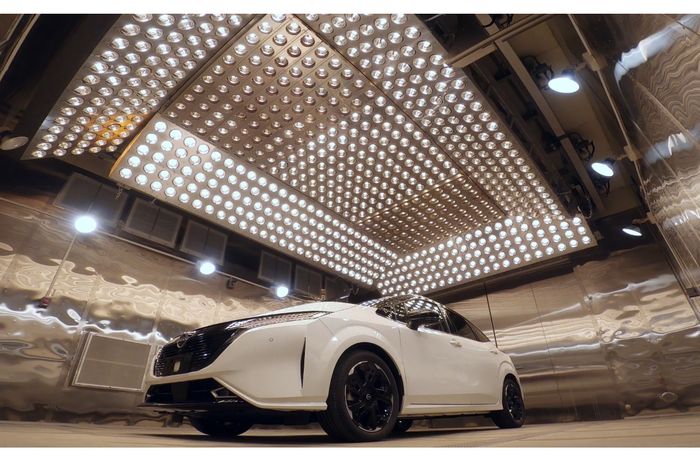 Area kerja khusus penentuan standar bau mobil Nissan