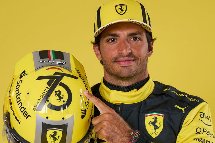 Carlos Sainz dengan seragam baru di F1 Italia 2022, memperingati ulang tahun tim Ferrari ke-75