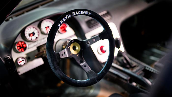 Setir dari Keys plus indikator Defi Advance BF di dalam kabin Nissan Silvia