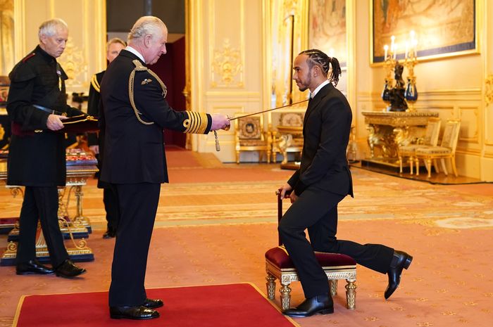 Pangeran Charles saat menganugerasi gelar kebangsawanan kepada Lewis Hamilton