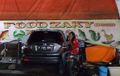 Kayak Gak Punya Dosa, Honda CR-V Parkir di Dalam Tenda Warung Penyetan, Pemilik Misterius