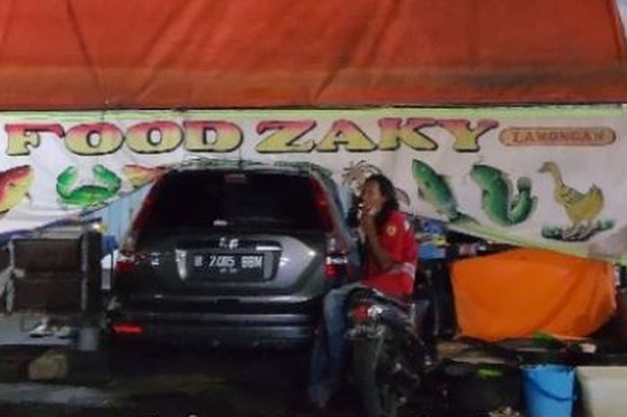 Honda CR-V nopol B 2405 BBM ditinggal pergi pemilik hingga parkir di dalam tenda warung penyetan di Sukoharjo, Jawa Tengah