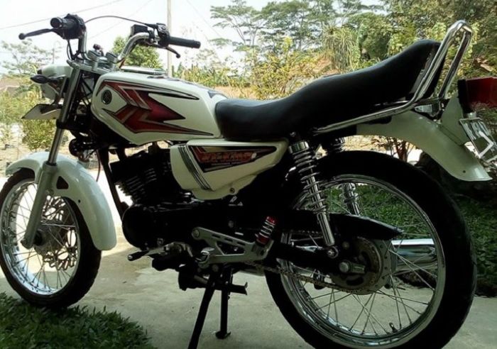 Bagian motor yang memakai krom masih tampak mulus terawat