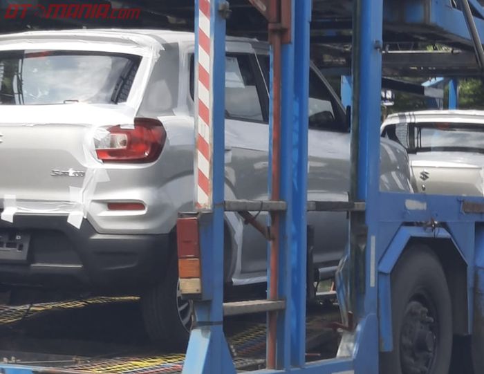 Suzuki S-Presso Kepergok lagi sedang diangkut truk kontainer tanpa balutan Kamuflase 