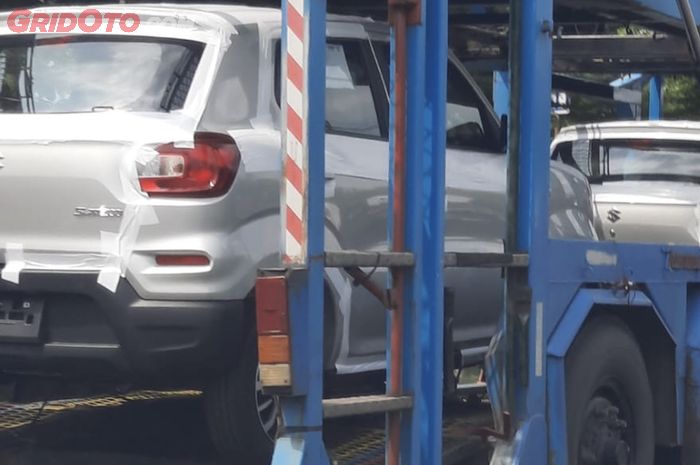 Suzuki S-Presso Kepergok lagi sedang diangkut truk kontainer tanpa balutan Kamuflase 