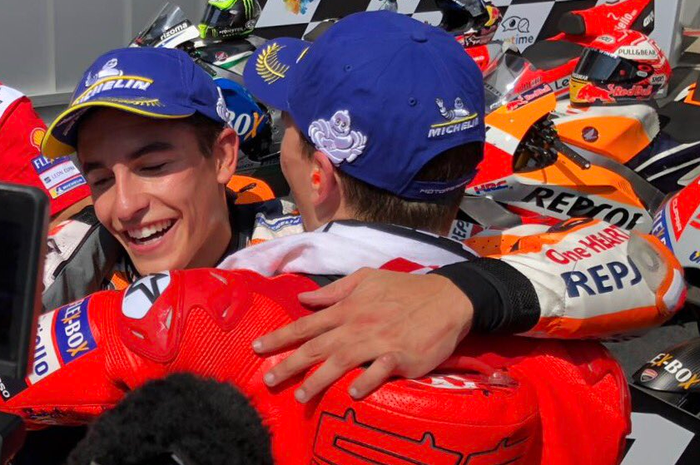 Marc Marquez berpelukan dengan Jorge Lorenzo usai MotoGP Austria