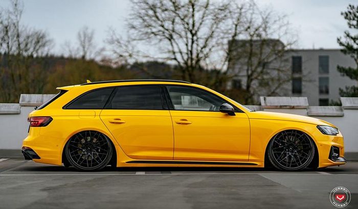 Audi RS4 Avant memakai pelek Vossen edisi S17-07 ukuran 20 inci