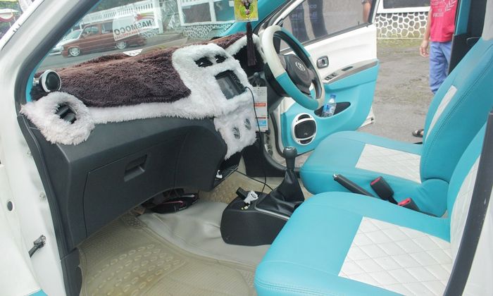 Kabin Toyota Agya dengan klakson telolet