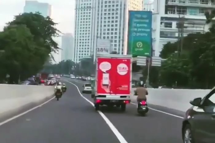 Pemotor dengan Honda Scoopy yang mengelabuhi petugas saat melewati JLNT Casablanca