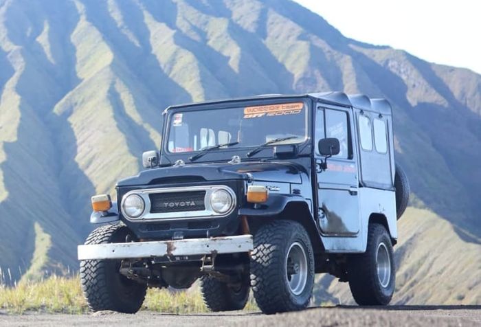 Ilustrasi Toyota Land Cruiser (Hardtop) FJ40 di Gunung Bromo