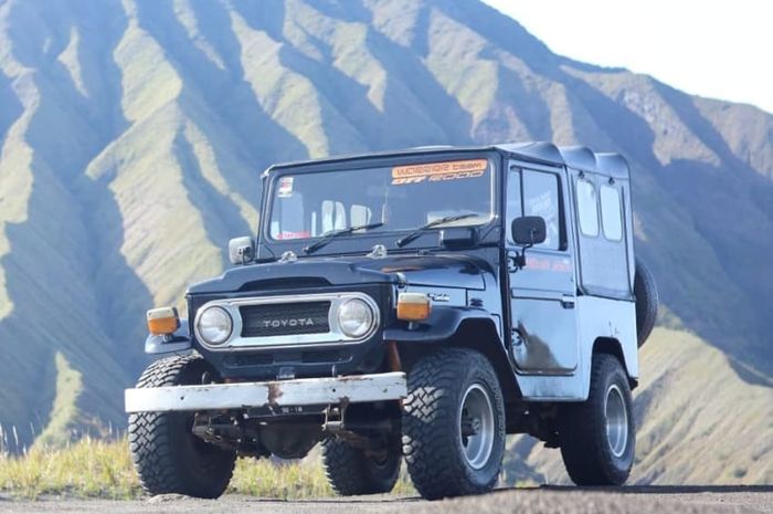 Ilustrasi Toyota Land Cruiser (Hardtop) FJ40 di Gunung Bromo