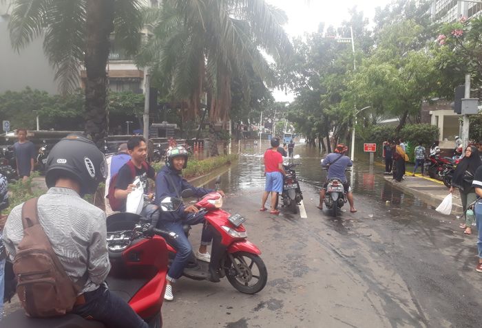 Pengendara motor memutar balik karena Jalan Kemang Raya tak bisa dilewati