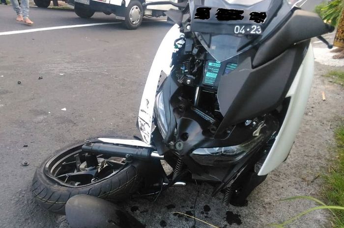 Yamaha XMAX 250 terlibat kecelakaan sampai keseleo parah