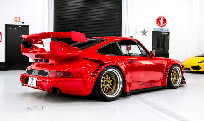 Over fender pada Porsche 911 RWB Jezebel tampil lebih resik