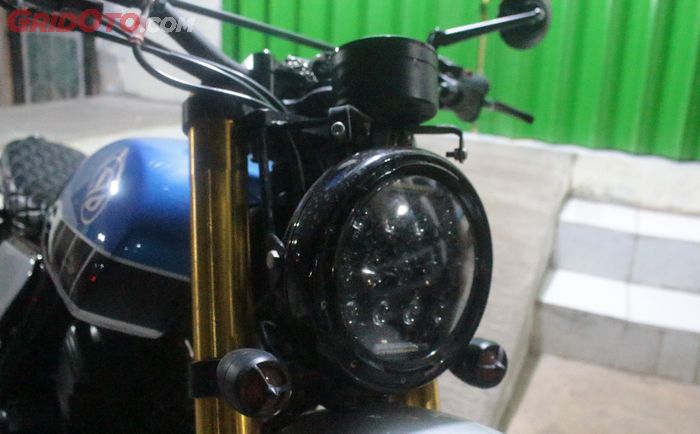 Scrambler basis Yamaha Scorpio pasang headlamp DRL