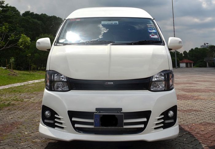 Tampilan depan modifikai Toyota HiAce bergaya racing