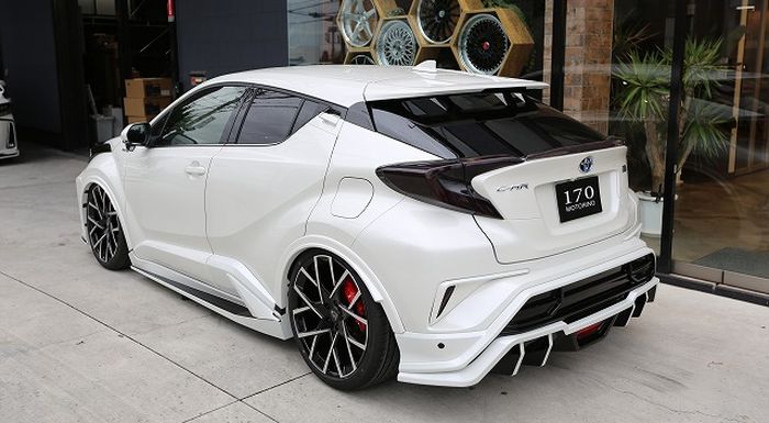 Tampilan belakang Toyota C-HR pasang body kit Sixth-sense