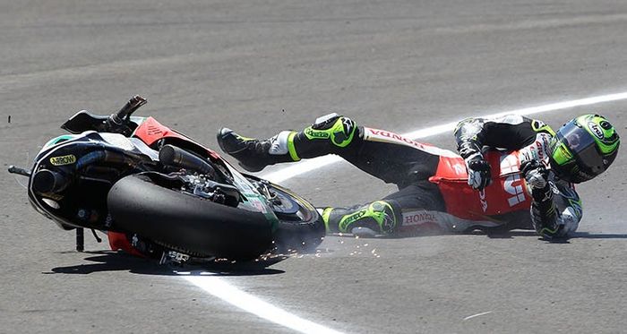 Cal Crutchlow terjatuh di Jerez
