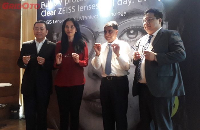 Para petinggi ZEISS, Optik Tunggal dan dokter RSCM luncurkan produk terbaru ZEISS