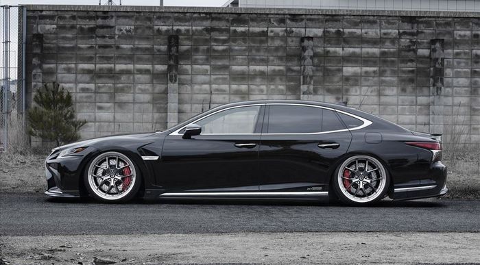 Tampilan samping modifikasi Lexus LS 500h