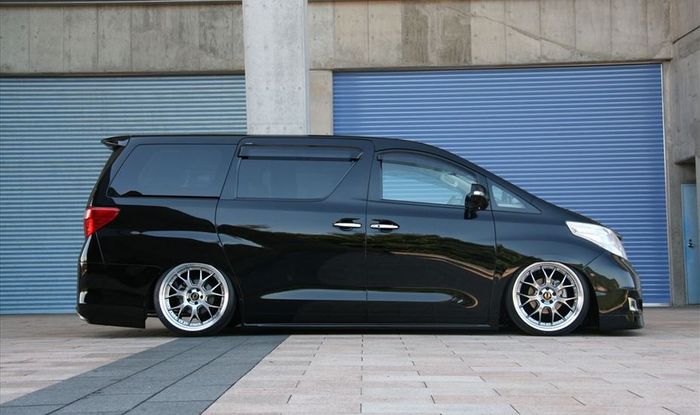 Modifikasi Toyota Alphard lama pakai pelek Y-Spoke ukuran 21 inci