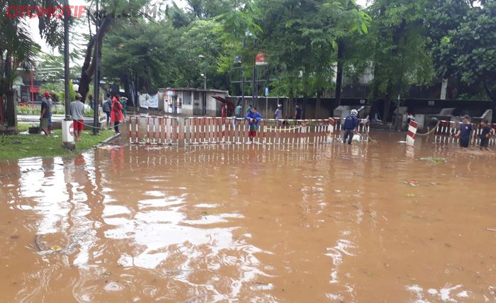 SPBU Pertamina terendam banjir di Jakarta Selatan