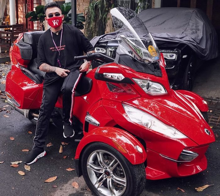 Foto Roy Ricardo dengan big skutik Can Am Spyder buatan Kanada