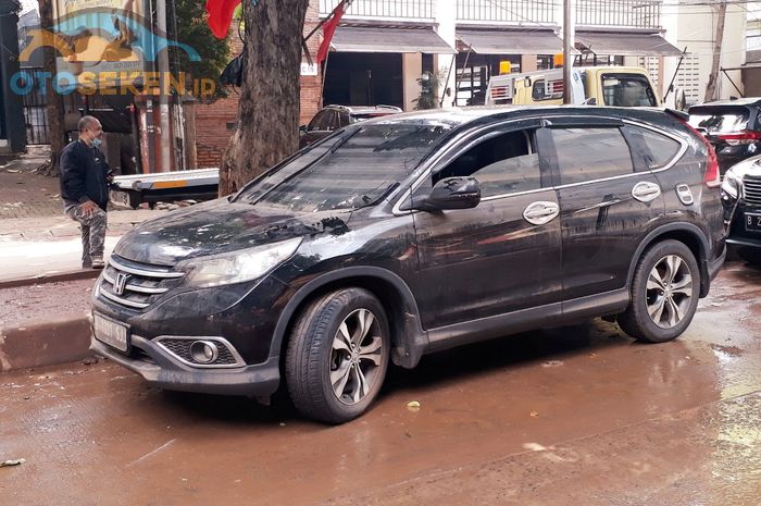Ilustrasi mobil Honda CR-V setelah terendam banjir