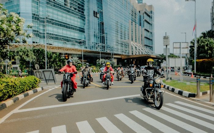 Para peserta Custom Ride Royal Enfield di kawasan Sudirman, Jakarta