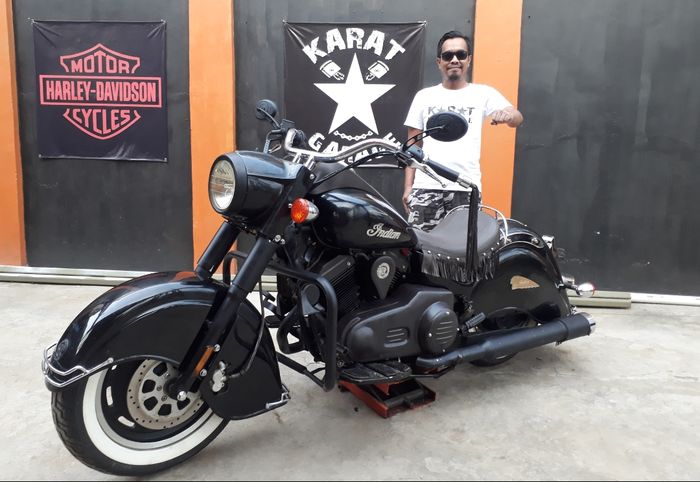 Kaisar Nino bersama motor custom garapannya