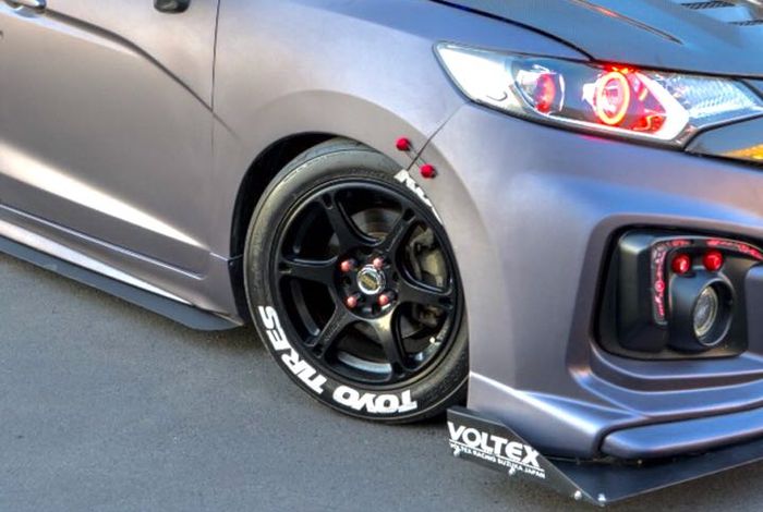 Tampilan lampu Honda JazzGk5 pakai kiblat street racing