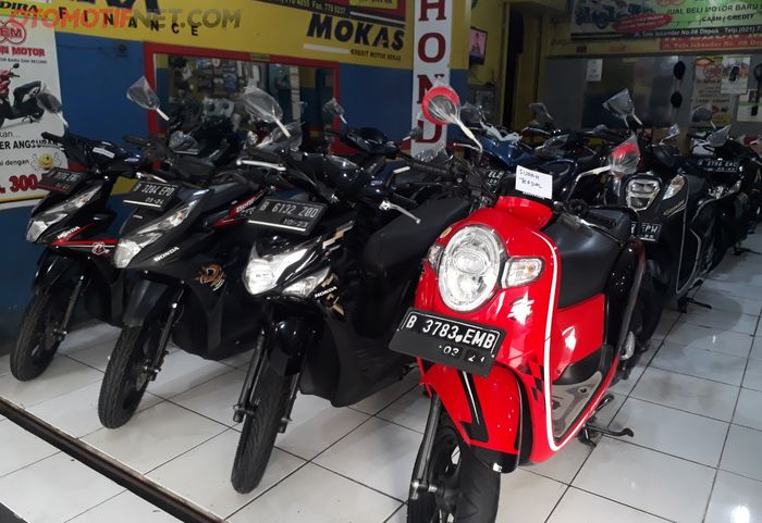 Honda BeAT dan Scoopy di showroom H. Ebun Motor