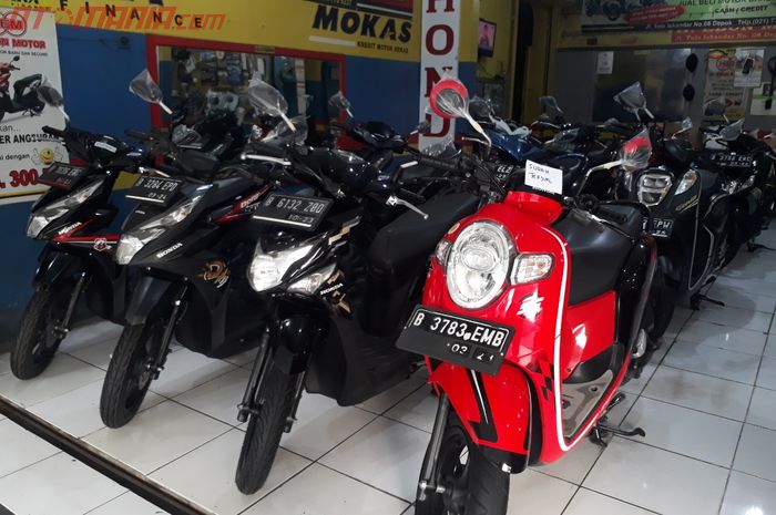 Honda BeAT dan Scoopy di showroom H. Ebun Motor