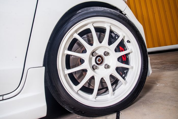 Modifikasi Honda Freed ditopang pelek SSR TYPE F ukuran 17 inci