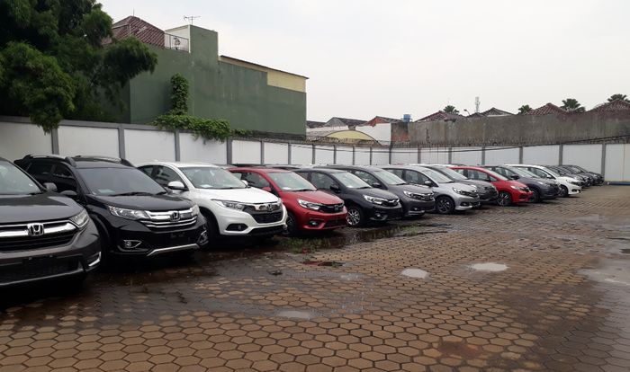 Ilustrasi Mobil Parkir di Tempat Terbuka