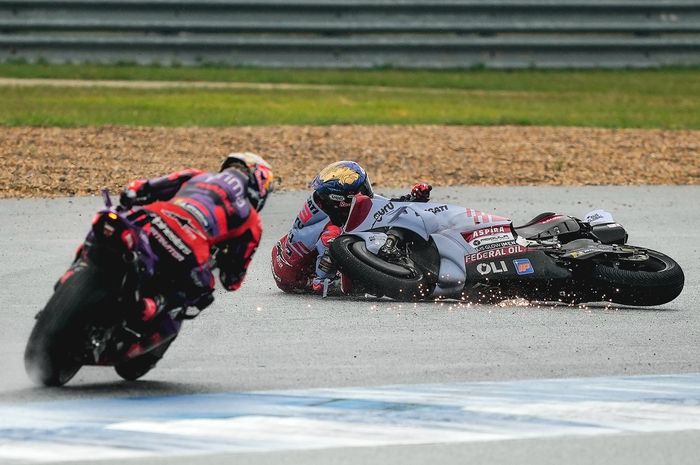 Ini penyebab Marc Marquez crash saat mengejar Pecco Bagnaia di balapan MotoGP Thailand 2024