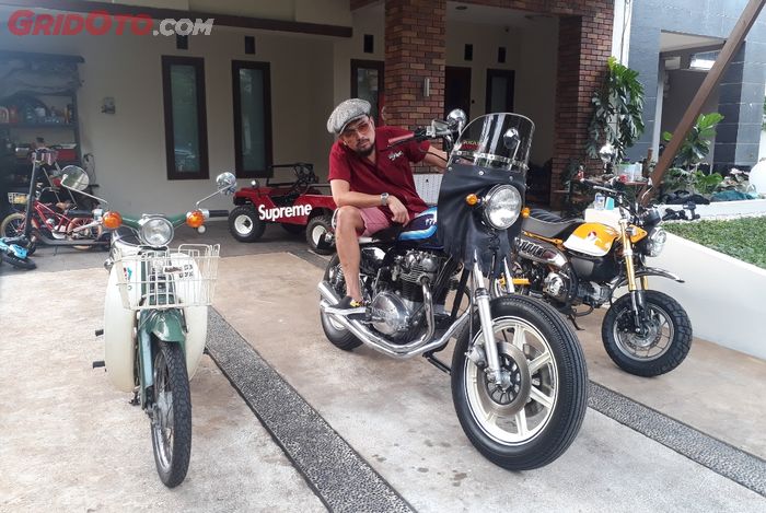 Imam Darto di rumahnya dengan koleksi motornya 