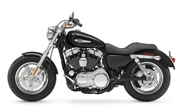 Harley-Davidson XL1200 C Sportster pada versi standar