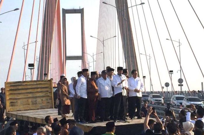 Presiden Joko Widodo saat meresmikan pembebasan tarif Tol jembatan Suramadu di atas truk logistik, S