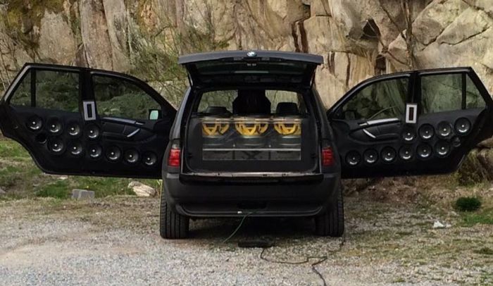 BMW X5 dengan 2 pintu dan subwoofer banyak