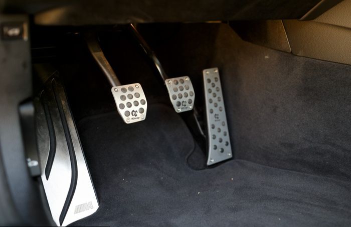 Pedal set dan shit gear dari 3D Design melengkapi kabin BMW M3 ini