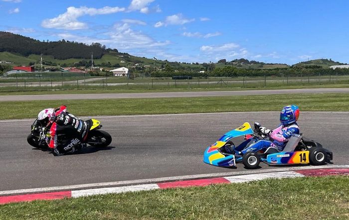 Aleix Espargaro mengedarai minibike dan Fernando Alonso di balik kemudi gokart saat acara pembuatan iklan Castrol