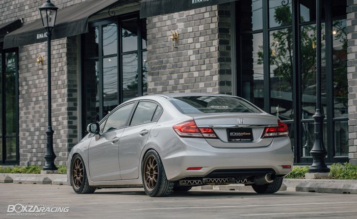 Tampilan belakang modifikasi Honda Civic bergaya racing