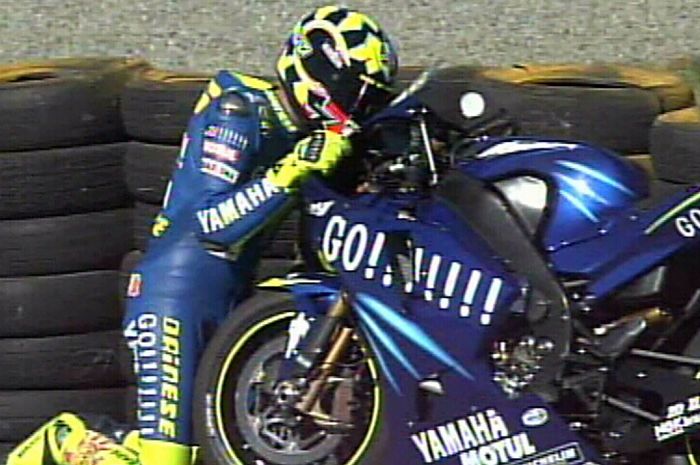 Kemenangan pertama Valentino Rossi bersama Yamaha di MotoGP Afrika Selatan 2004