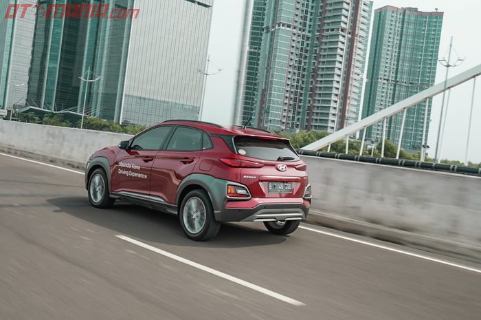 Hyundai Kona melintas di jalanan Jakarta